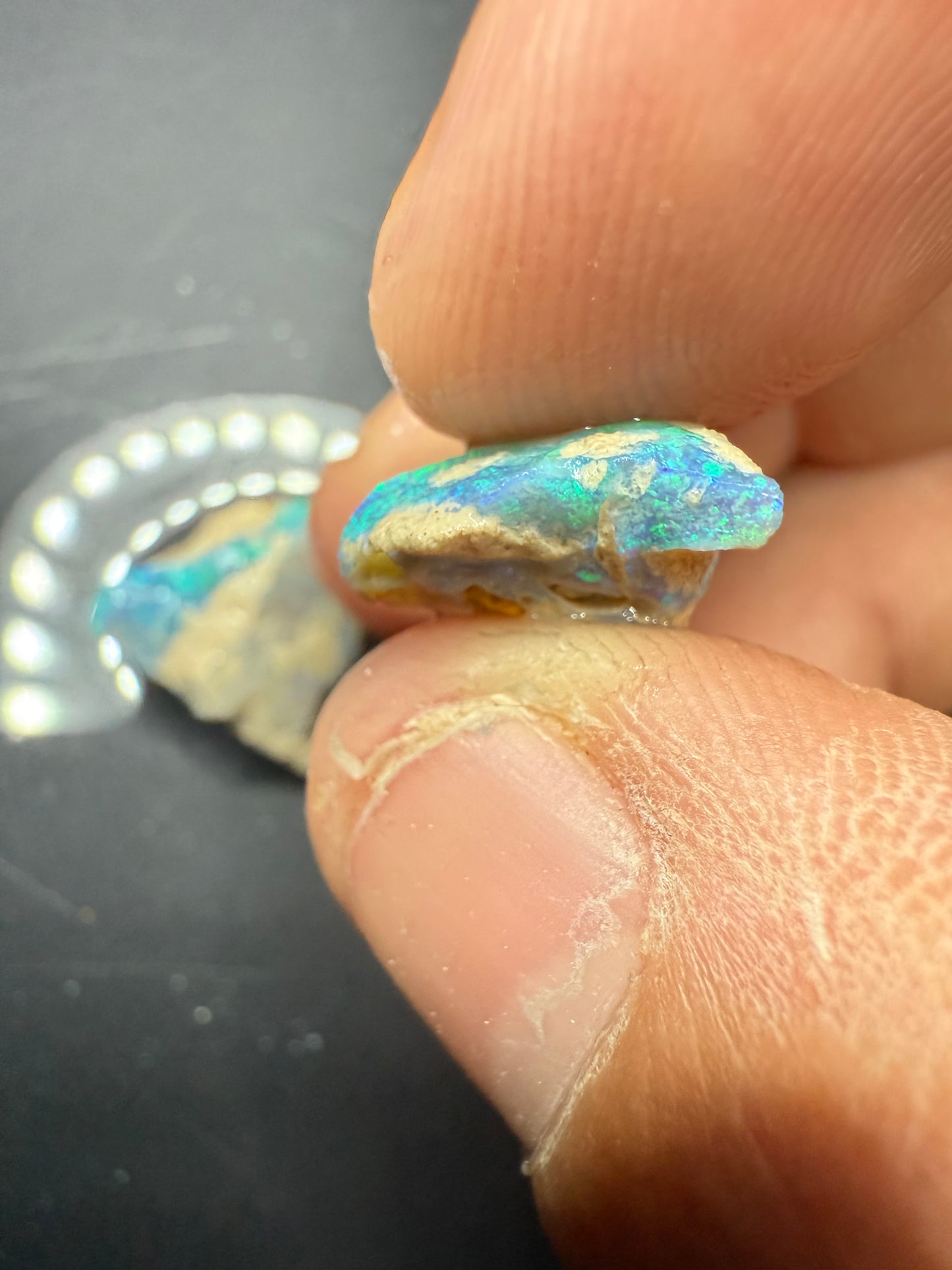 BLUE RED CRYSTAL GEM 26.45CT