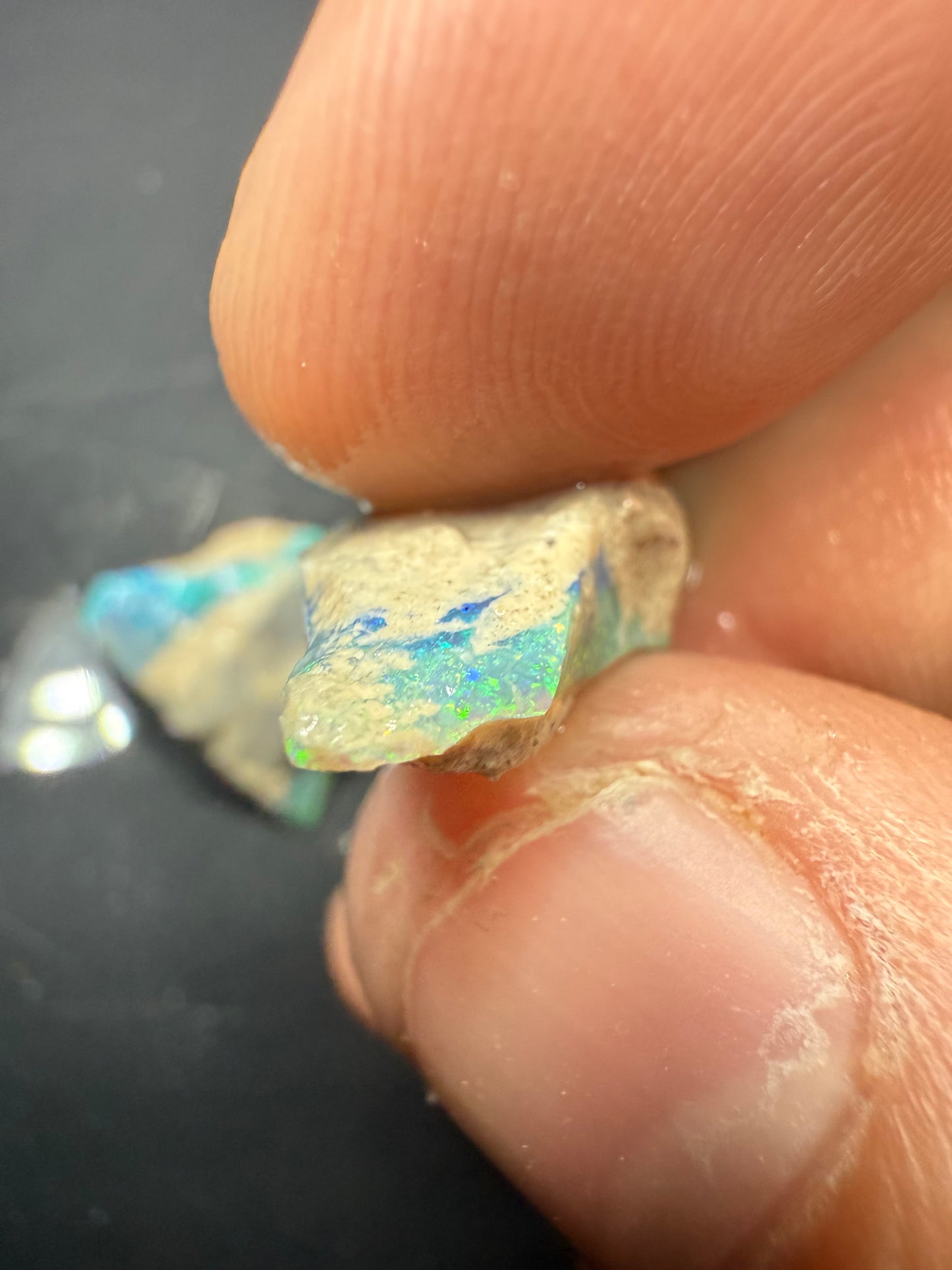 BLUE RED CRYSTAL GEM 26.45CT